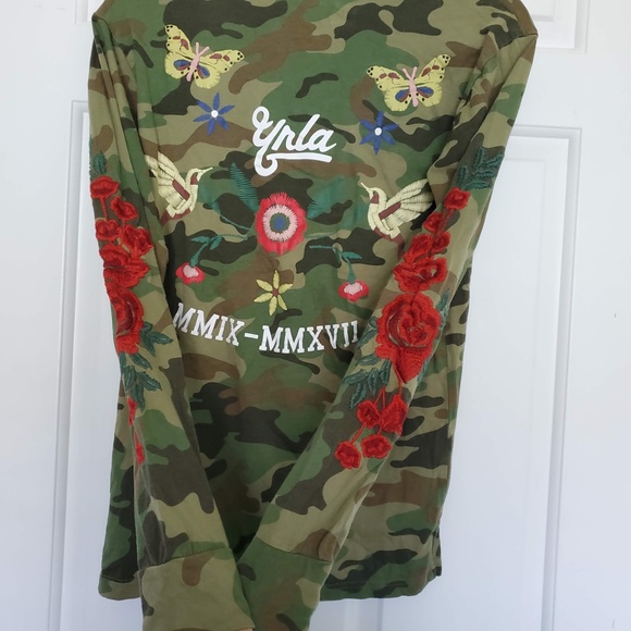3for$25 YRLA Young and Reckless camo long sleeve rose embroidered shirt flowers - Picture 7 of 7